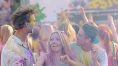 Hayatın, uyuşuk tadını açık hava renk Festivali, dans üç mutlu arkadaş