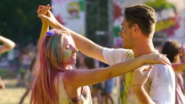Дві солодощі танцюють в натовпі влітку традиційний фестиваль кольорів — стокове відео