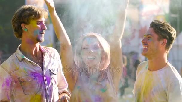 Gelukkig vrienden genieten van festival van kleuren, gekleurde dansen en spuiten van verf — Stockvideo