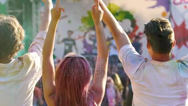 Enthousiast jonge vrienden dansen, zwaaien handen op open lucht muziekfestival, slowmo — Stockvideo