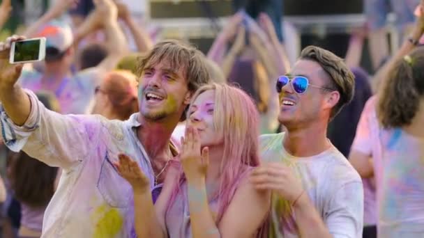 Счастливые друзья снимают приветствие с музыкального фестиваля под открытым небом на камеру смартфона — стоковое видео
