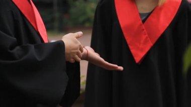 El hareketi ve kadın arkadaş, konuşma konuşmak duygusal yüksek lisans öğrencisi