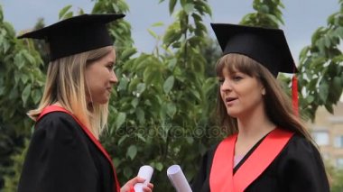 Güzel kadın Mezunları Diploma aldıktan sonra gelecek planları tartışıyor