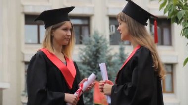Mutlu gülümseyerek Akademisi sohbet ve diploma, konuşma tutan mezunları