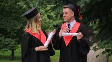 Erkek ve kadın Mezunları Diploma tutarak, söz ve zevk Parkta yürümek