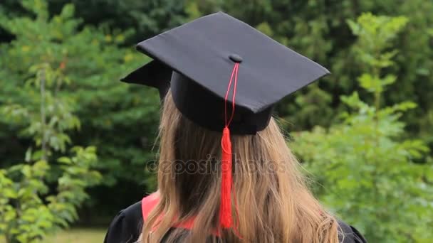 Koleżanki sobie graduation czapki z frędzlami na czacie w pobliżu Akademii — Wideo stockowe