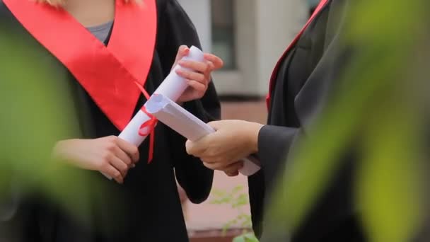 Studentky drží diplomy a chatování v parku, vysokoškolské — Stock video