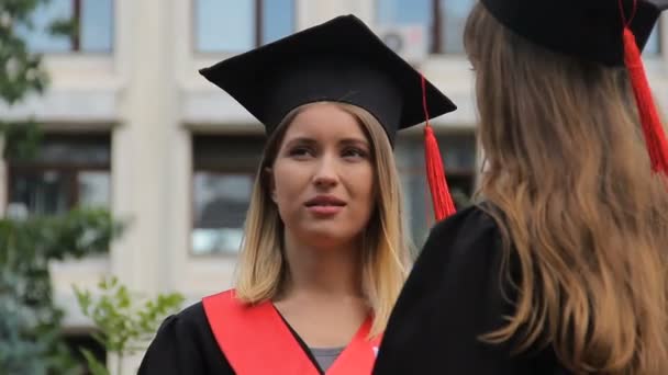 Dos estudiantes de posgrado de pie cerca de la universidad y hablando de carrera futura — Vídeos de Stock