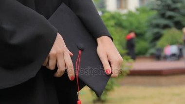 Mezuniyet kap ile kız öğrenci, başarı, geleceği elinde kırmızı Püskül