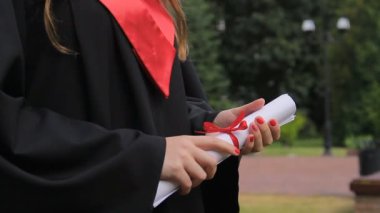 Memnun kadın yüksek lisans akademik elbise holding diploma, parlak bir gelecek