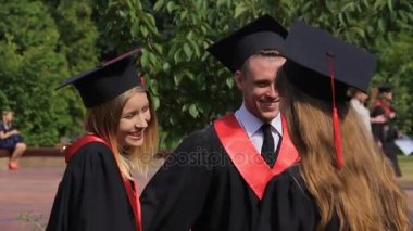 Mutlu kız öğrencinin mezuniyet günü, en yakın arkadaşı tebrik sarılma