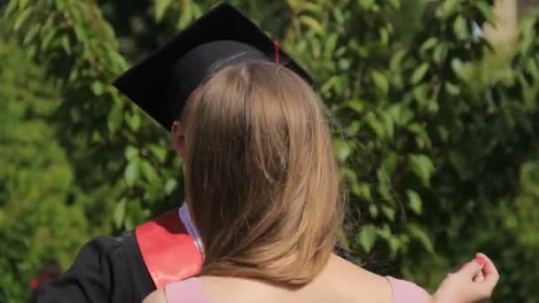 Vrouw feliciteren met gediplomeerde vriendje en omhelst hem, gelukkig moment — Stockvideo