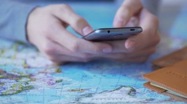Tur satın alma ve online bilet rezervasyon seyahat app smartphone, kullanan adam