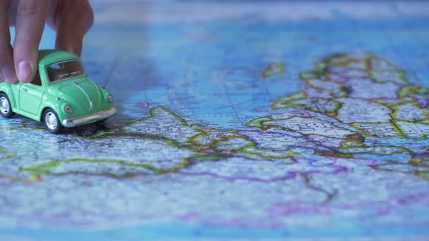 Eco Przyjacielski zielone auto, model jazdy w Europie na mapie świata, podróż samochodem — Wideo stockowe