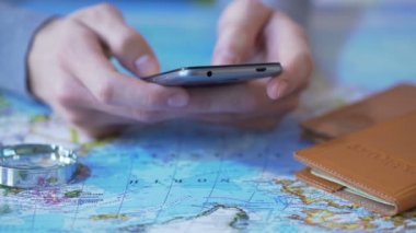 Turist mobil app gadget kitap bilet ve tatil için otel odası için görüntüleme