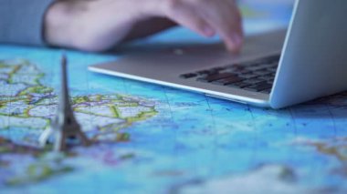Blog Paris gezisinden gösterimler paylaşımı dizüstü bilgisayarda yazarak kişinin elleri