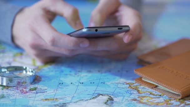 Personne utilisant un smartphone pour planifier des vacances, réserver un vol et une chambre d'hôtel — Video