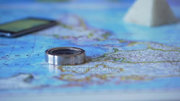 Homme étudiant l'Afrique continent sur la carte, choisir une destination de voyage pour les vacances 