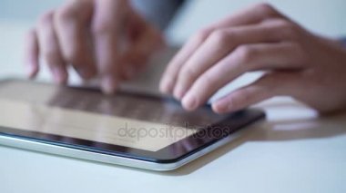 Bankacılık hizmetleri online modern tablete mobil uygulaması kullanan kişi elinde