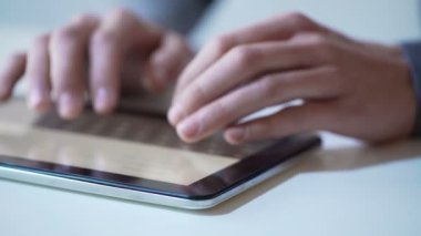 Tablet PC'de, tipik haber freelancer proje göndermeden eller