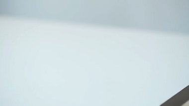 İletişim için modern mobil gadget'ı kullanarak tablet PC'de erkek el manifatura