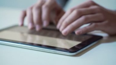 Alışveriş veya bilet rezervasyon için telefon app kullanarak tablet üzerinde çalışan meşgul kişi