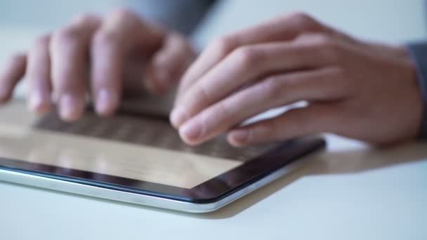 Mains de freelance dactylographier message sur tablette pc, envoi de projet au client 