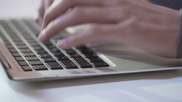 Person tippt auf Laptop-Tastatur, Freelancer sendet Projekt per E-Mail an Kunden — Stockvideo