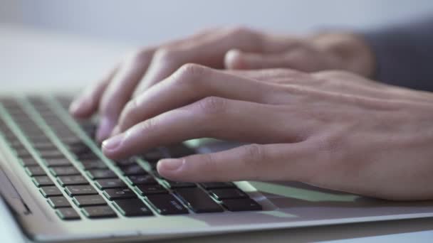 Periodista o escritor escribiendo texto en el portátil, utilizando tecnologías modernas para el trabajo — Vídeos de Stock