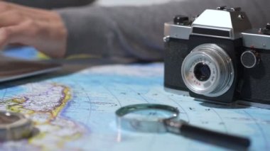 Turist rezervasyon otel online bilet pasaport, tatil koyarak laptop,
