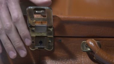 Tatil, gezi için hazırlanması için ambalaj kapatma vintage deri çanta adam