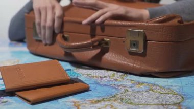 Eski bavula turistik tatil dokunarak için hazır parmak, dünya çapında seyahat