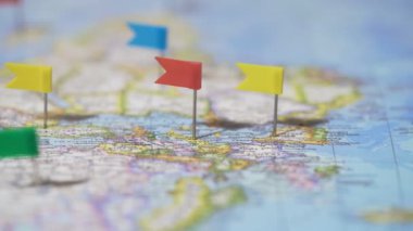 Dünya tur rota harita, seyahat hedefleri, aktif yaşam tarzı iğneleri ile işaretli