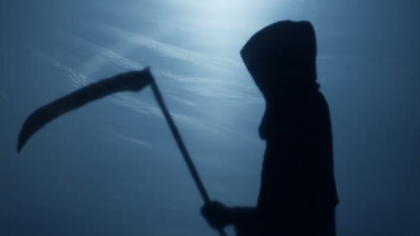 Μυστηριώδη σκιά των Grim Reaper βάζοντας δρεπάνι κάτω, αίμα-ψύξη θανάτου — Αρχείο Βίντεο