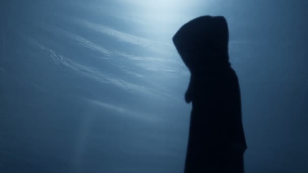 Ijesztő halál silhouette ruha tartja a kaszát, szörnyű Kaszás rémálom — Stock videók