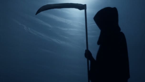 Τρομερό σκιά του Grim Reaper με δρεπάνι στροφής κάμερα, κίνδυνος θανάτου — Αρχείο Βίντεο