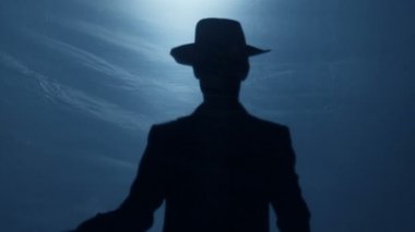 Küstah adam baltayla tehdit ve burada jest parmak gel yapma şapkalı