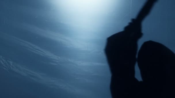疯狂侵略凶手在礼服斩波受害者用斧子，恐怖的噩梦 — 图库视频影像