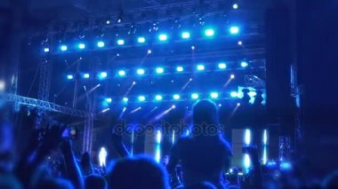 Kalabalık Konser Salonu'nda strobe ışıklar tarafından aydınlatılmış müzik dans rock hayranları