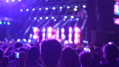 Performans birçok seyreden şaşırtıcı gösterisi ışıklı sahne, müzik grubu