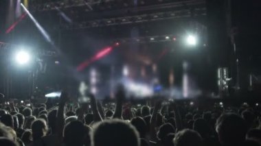 Grup performans akıllı telefonlar üzerinde filme sahne alanı'nda, rock Idol için alkışlamak insanlar