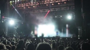 Rock müzik hayranları en sevdikleri grup, akıllı telefonlar üzerinde performans filme için alkış