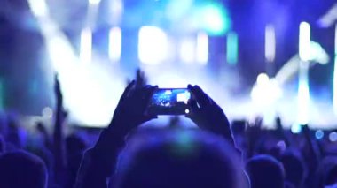 Atmosfer harika konserde, heyecanlı fan performans aracı filme