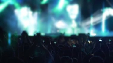 Mutlu kalabalık popüler müzik bant Sahne Alanı'nda ağır çekim için alkış