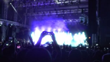 Becerikli, konser uyuşuk üzerinde inanılmaz bir performans video kayıt müzik hayranları