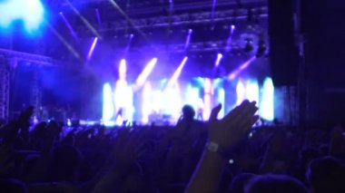 İnsanlar, zaman uyumlu olarak ellerini sallayarak popüler hayranları zevk müzik birlikte grup