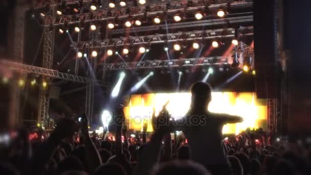 Många glada fans titta på konsert, njuter musik och ljusshow på scenen — Stockvideo