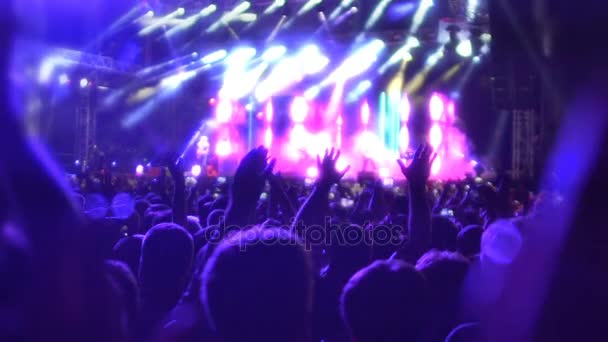Feliz público pulando e acenando as mãos, desfrutando de boa música na sala de concertos — Vídeo de Stock