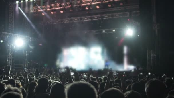 Luces parpadeando en el escenario iluminado, espectador viendo espectáculo, disfrutando de la música — Vídeo de stock