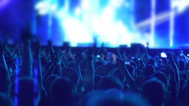 Crowd of excited fans applauding to popular band performing favorite song — Stock Video